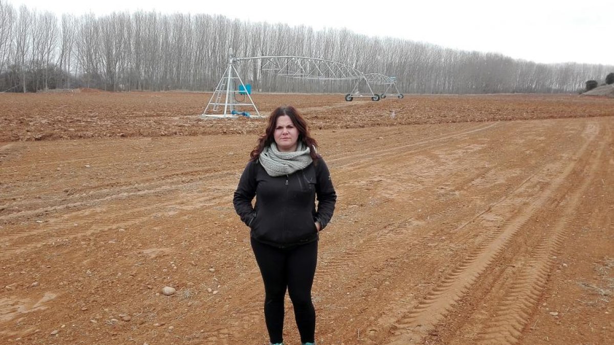 Ana Pastor Soria, joven agricultora de Santa María del Prado, en la finca del Canal de Almazán donde va a comenzar a cultivar patatas y cebollas.-CEDIDA