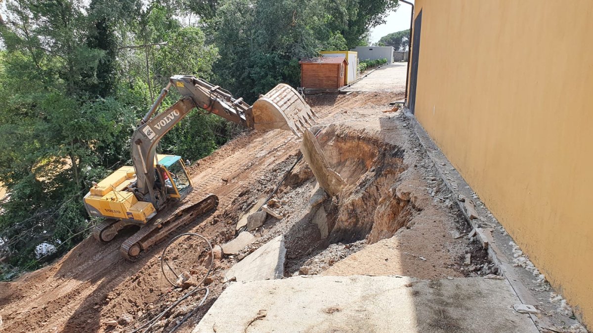 Pie de foto: La tubería soltó 400 litros de agua por segundo arrasando toda la zona
