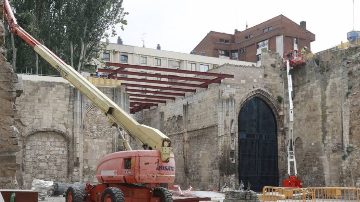 Estado de las obras ayer mismo en el patio del Monasterio de San Juan.-RAÚL G. OCHOA