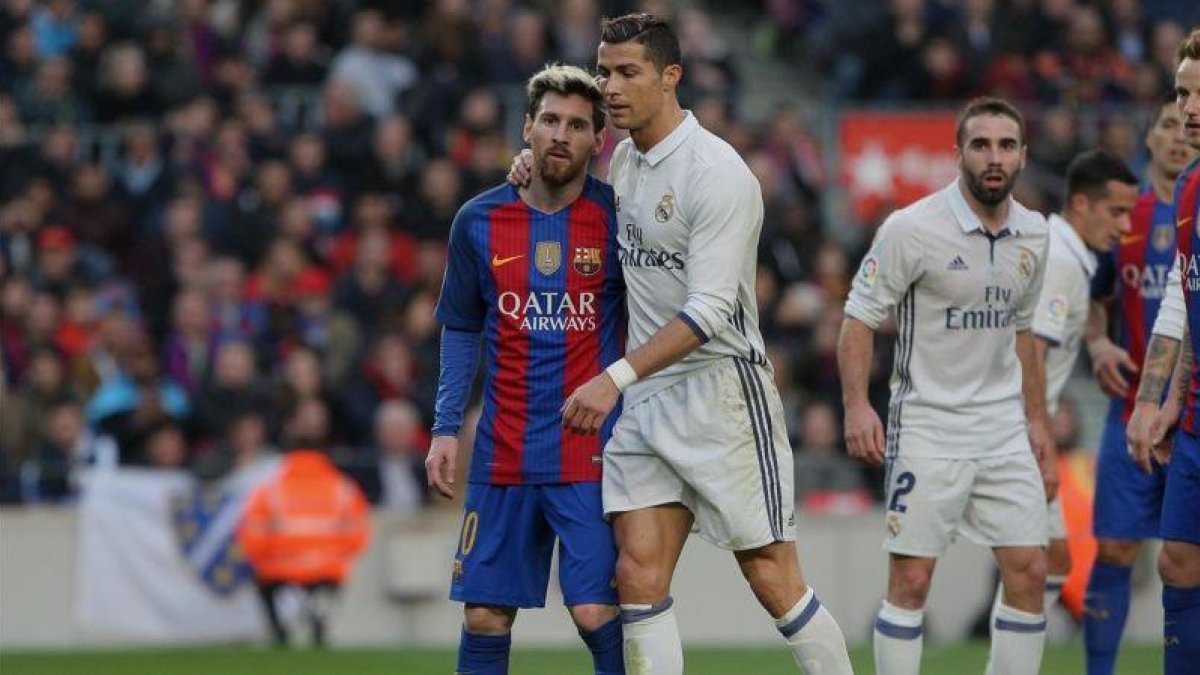 Messi y Cristiano Ronaldo, en un partido de Liga de la pasada temporada.-MARC CASANOVAS