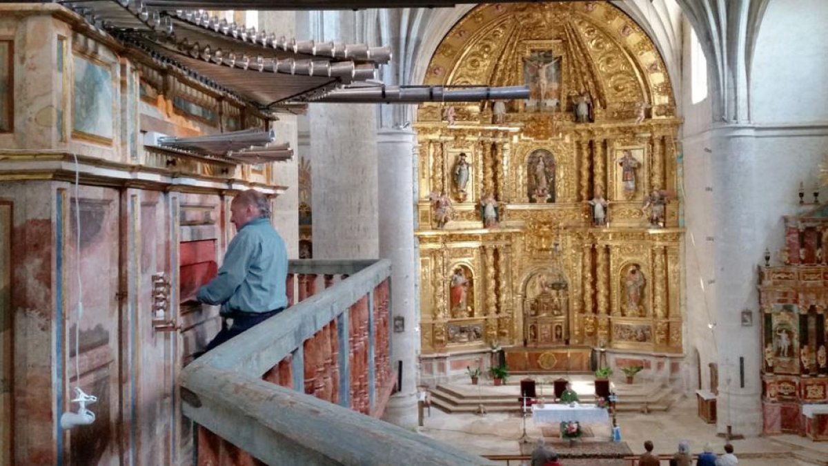 Francis Chapelet durante su recital en la iglesia de Villaveta.-ECB