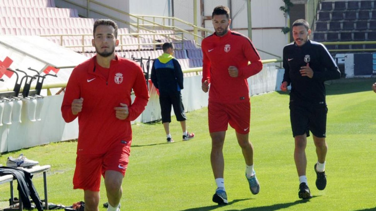Álvaro del Val (izquierda) durante un entrenamiento de pretemporada con el Burgos CF.-ISRAEL L. MURILLO