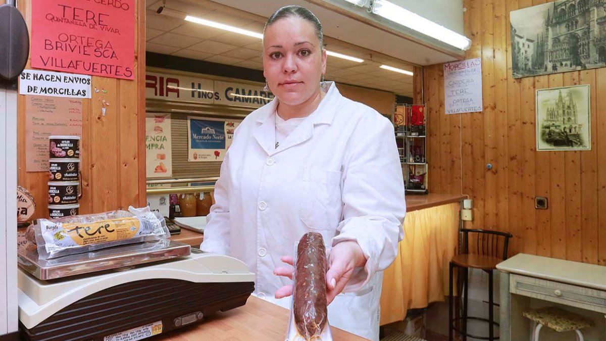 Mercedes Sendino muestra orgullosa su producto estrella en el puesto 39 del Mercado Norte. RAÚL G. OCHOA