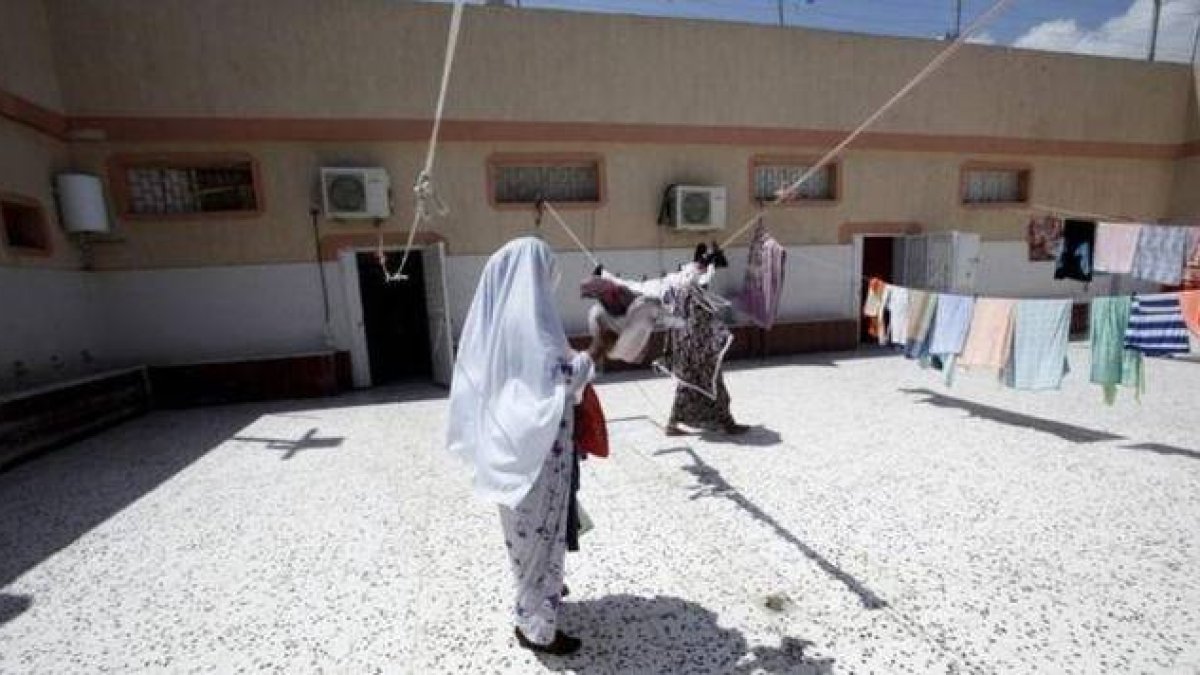 Una mujer tiende la ropa en una cárcel de Trípoli, en Libia.-REUTERS