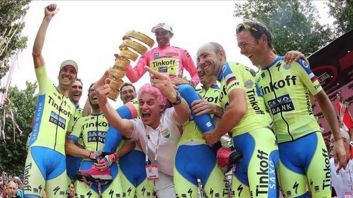 Con felicidad, pero también con reivindicación. Así ha ganado este domingo Alberto Contador su segundo Giro oficial en las calles de Milán, en una etapa que quiso adornar como un paseo triunfal, donde no faltó ni la bici tintada en rosa ni la nota de su p-Foto: AFP / LUK BENIES