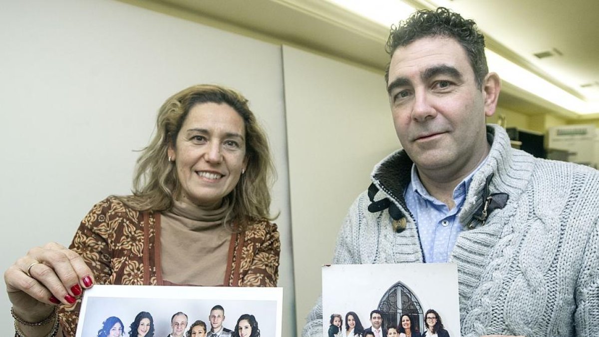 Yolanda Medina y Jose Quintanilla posan con las fotos de sus respectivas familias-ISRAEL L. MURILLO