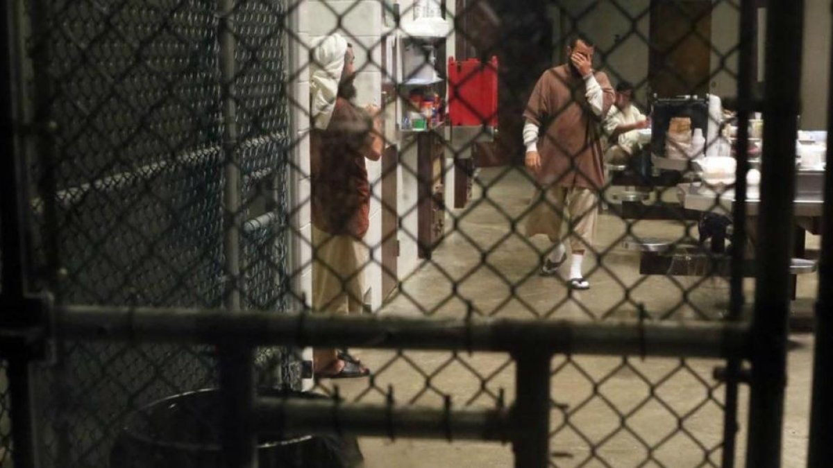 Un preso camina por el interior de una zona común en Guantánamo.-