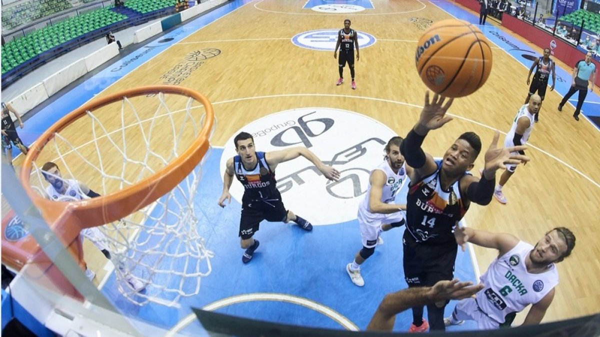 Rivero gana la partida en la zona en el choque ante el Darussafaka disputado en el Coliseum. B. B. HOJAS / SPB