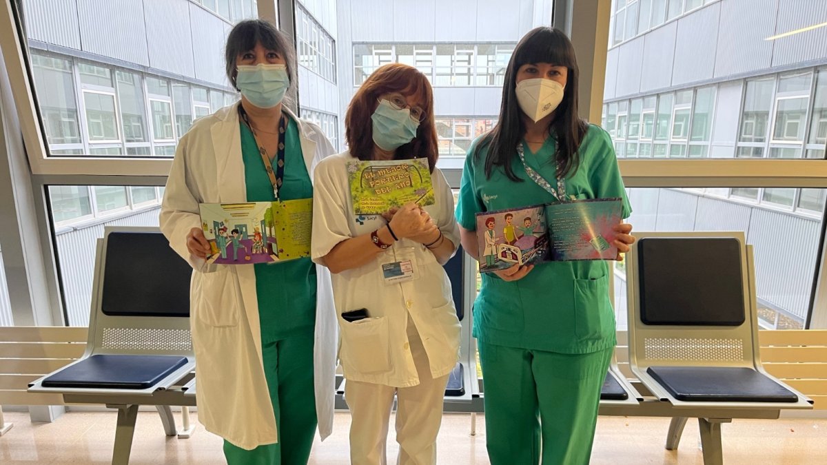 Mª Amor Hernando, Nuria Zuazo y M. Victoria Conde, autoras del cuento.