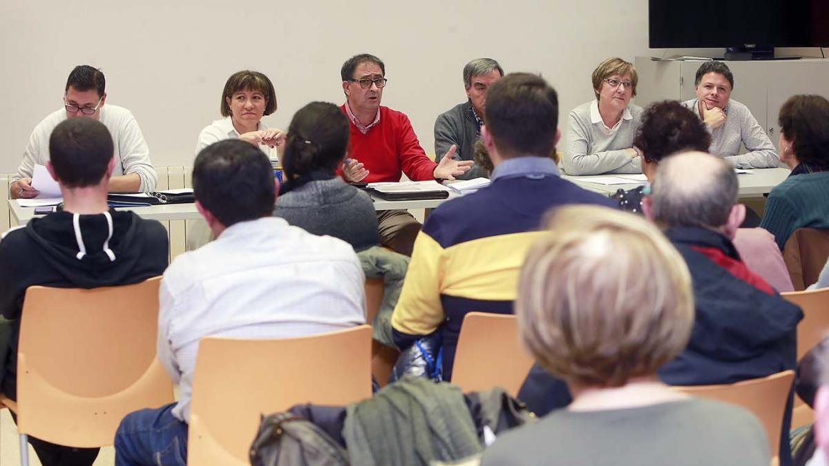 La asociación celebró ayer su primera asamblea para conocer las reivindicaciones de los vecinos.-RAÚL G. OCHOA