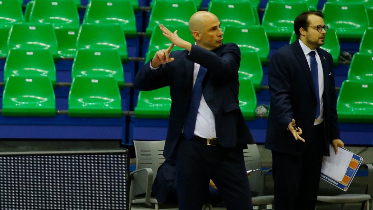 Peñarroya pide tiempo muerto durante un partido. SANTI OTERO