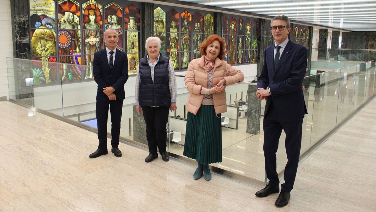 Jesús Les y Emilio de Domingo entregaron la ayuda a las representantes de Atalaya y Nuevo Futuro. ECB