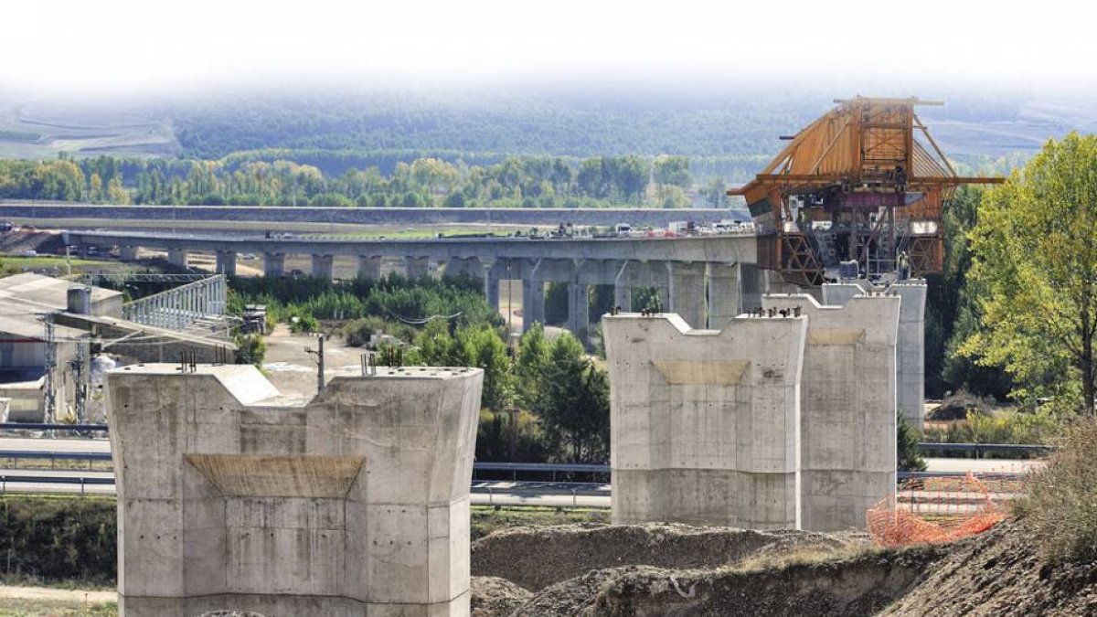Las obras se están centrando en los grandes viaductos del trazado.-Israel L. Murillo
