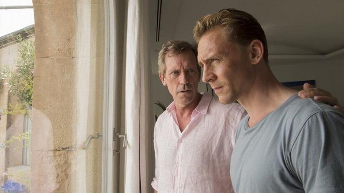 Hugh Laurie y Tom Hiddleston protagonizan la serie 'El infiltrado'.-AMC