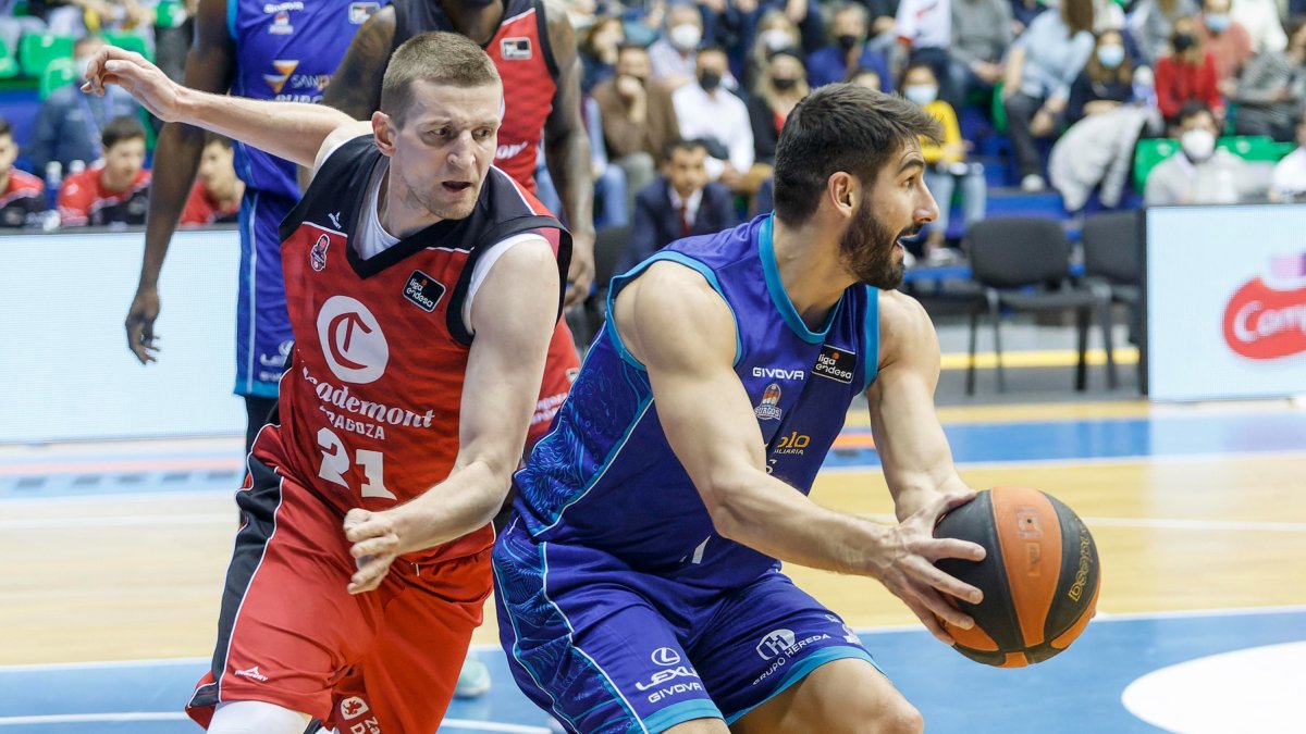 Dani Díez busca línea de pase. SANTI OTERO