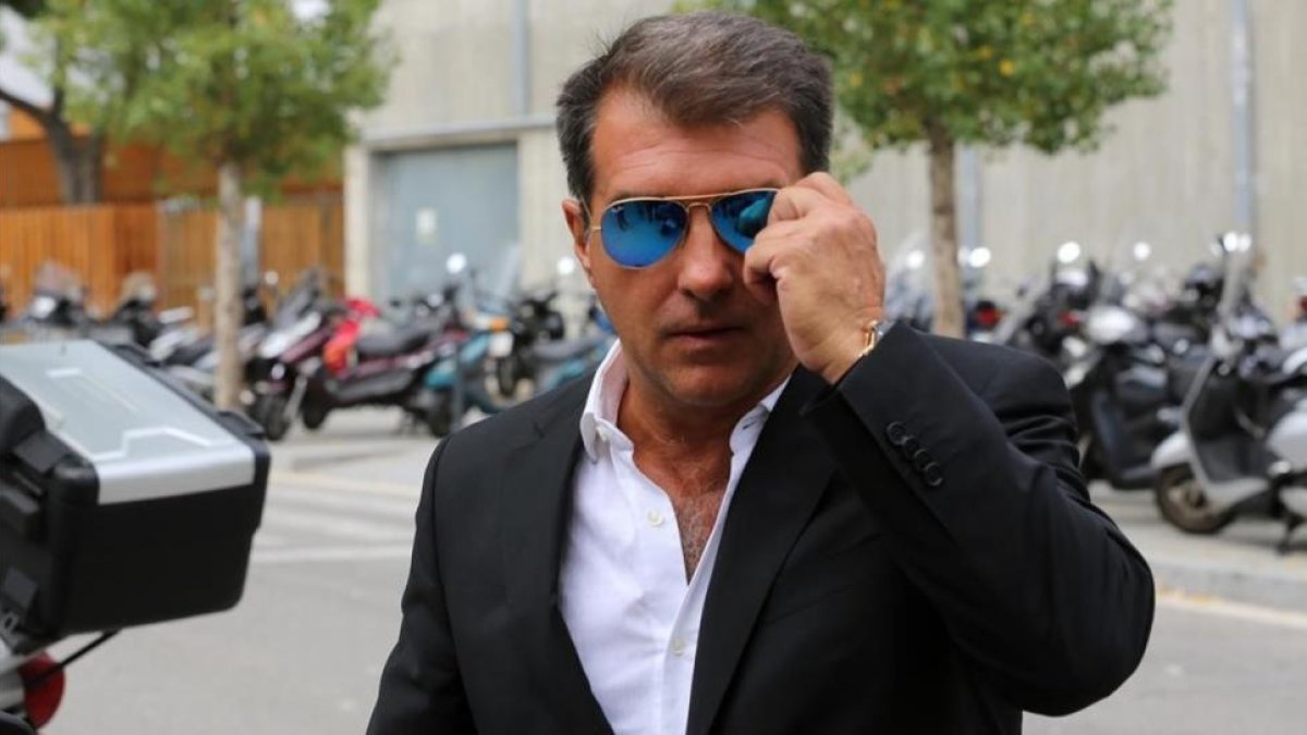 Joan Laporta, expresidente blaugrana, en el tanatorio de Sant Gervasi-RICARD CUGAT