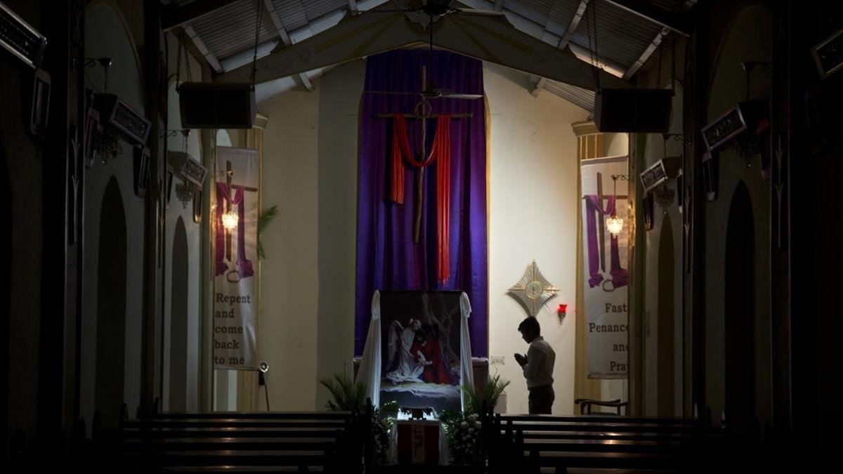 Un indio católico reza en la iglesia de Nuestra Señora de Lourdes, en Hyderabad (India). /-AP / MAHESH KUMAR