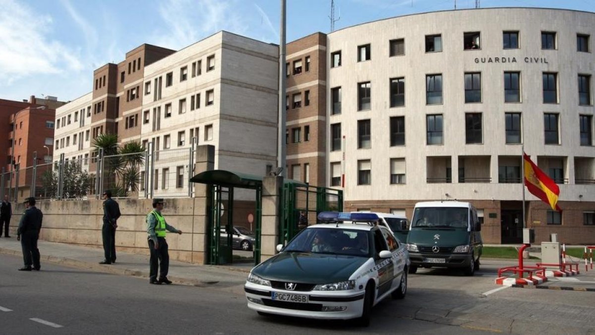 Fachada de la Comandancia de la Guardia Civil de Sant Andreu de la Barca.-/ JOSEP GARCIA