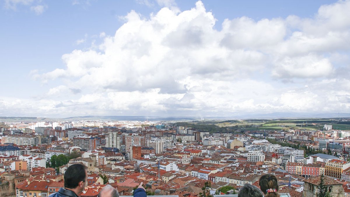 Un grupo de turistas observa la ciudad desde el Castillo. ISRAEL L. MURILLO