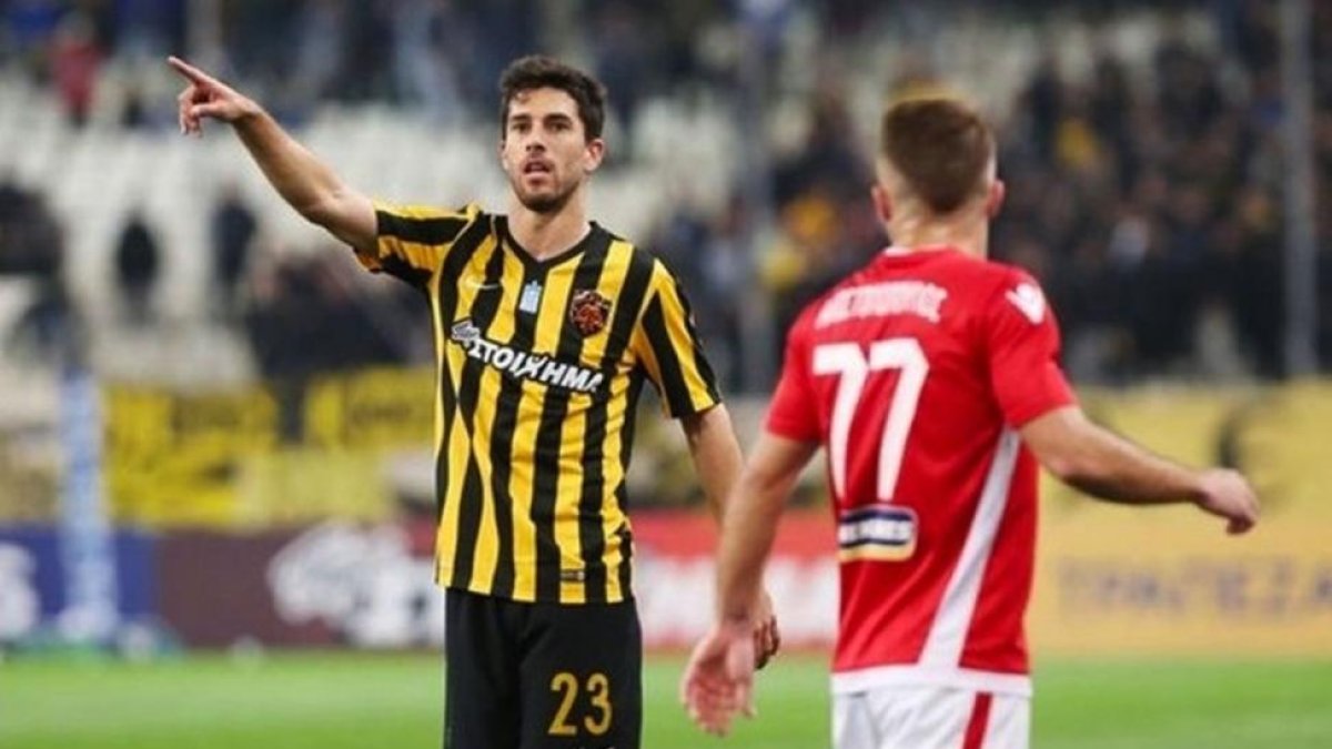 Dídac Vilà (izquierda), en un partido con el AEK de Atenas.-EL PERIÓDICO