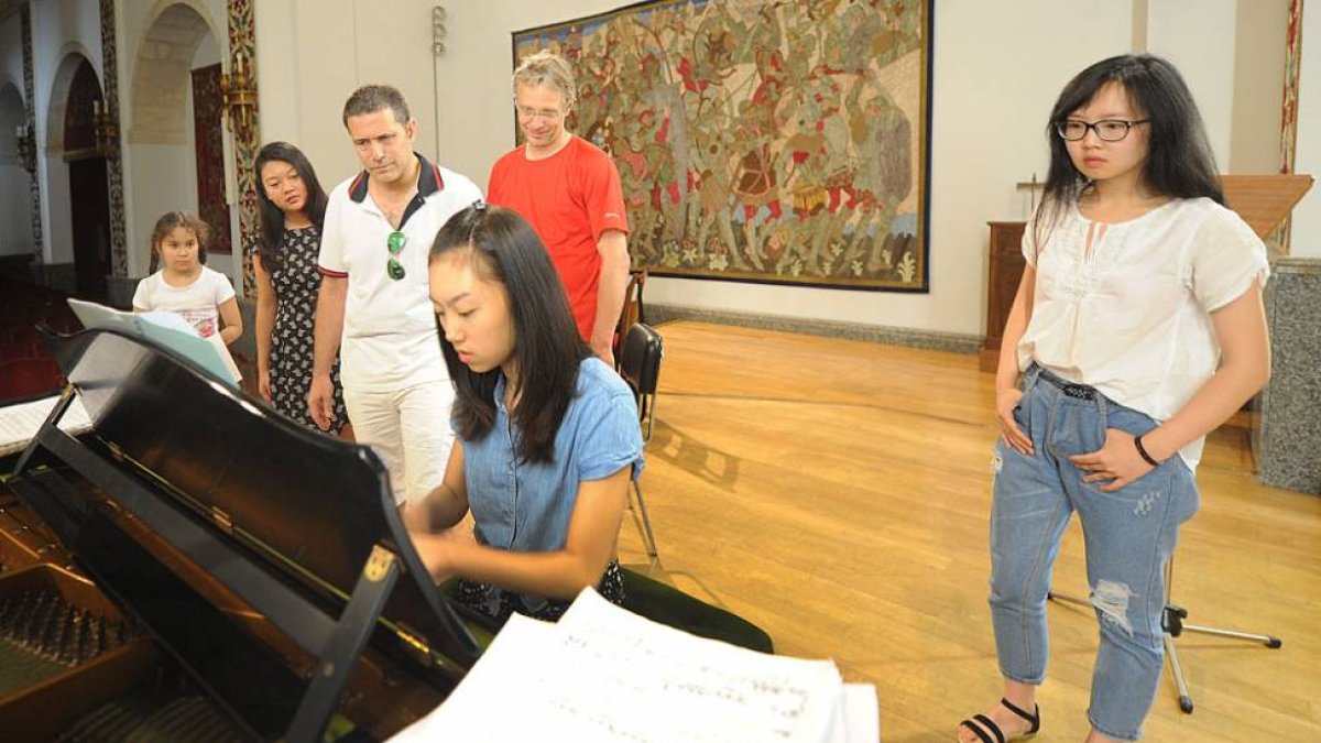 Wen Ya Tang toca el piano observada por, de i. a d., Bakenova Amina, Shuyi Chen, Adam Kent, John Martin y Shuyi Chen.-Israel L. Murillo