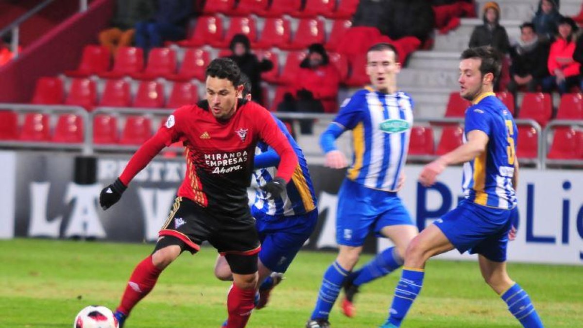 Matheus se deshace de un jugador de la Cultural de Durango.-JOSÉ ESTEBAN EGURROLA