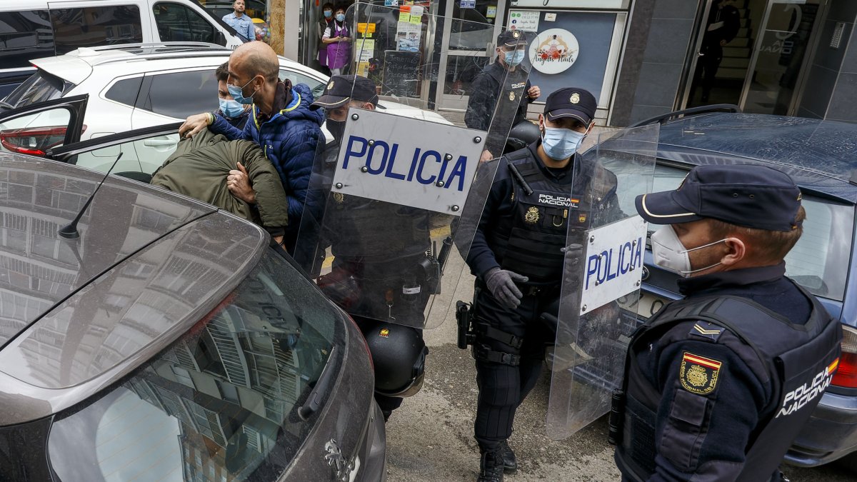La Policía conduce al detenido al vehículo policial. SANTI OTERO