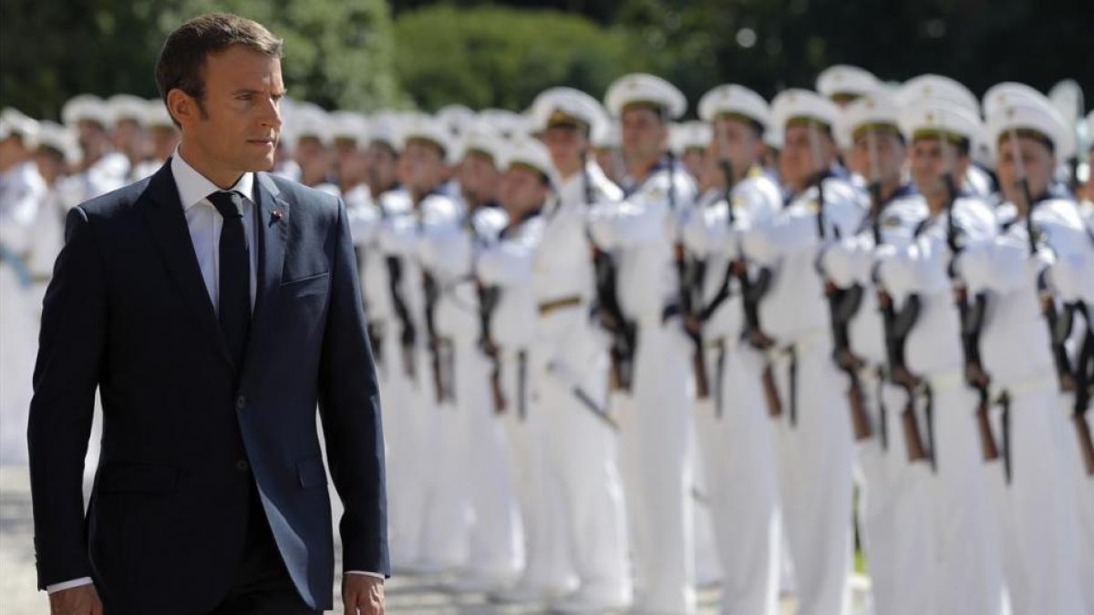 Macron pasa revista a la guardia presidencial durante su visita oficial a Bulgaria, en las afueras de Varna (Bulgaria), el 25 de agosto-AP / VADIM GHIRDA