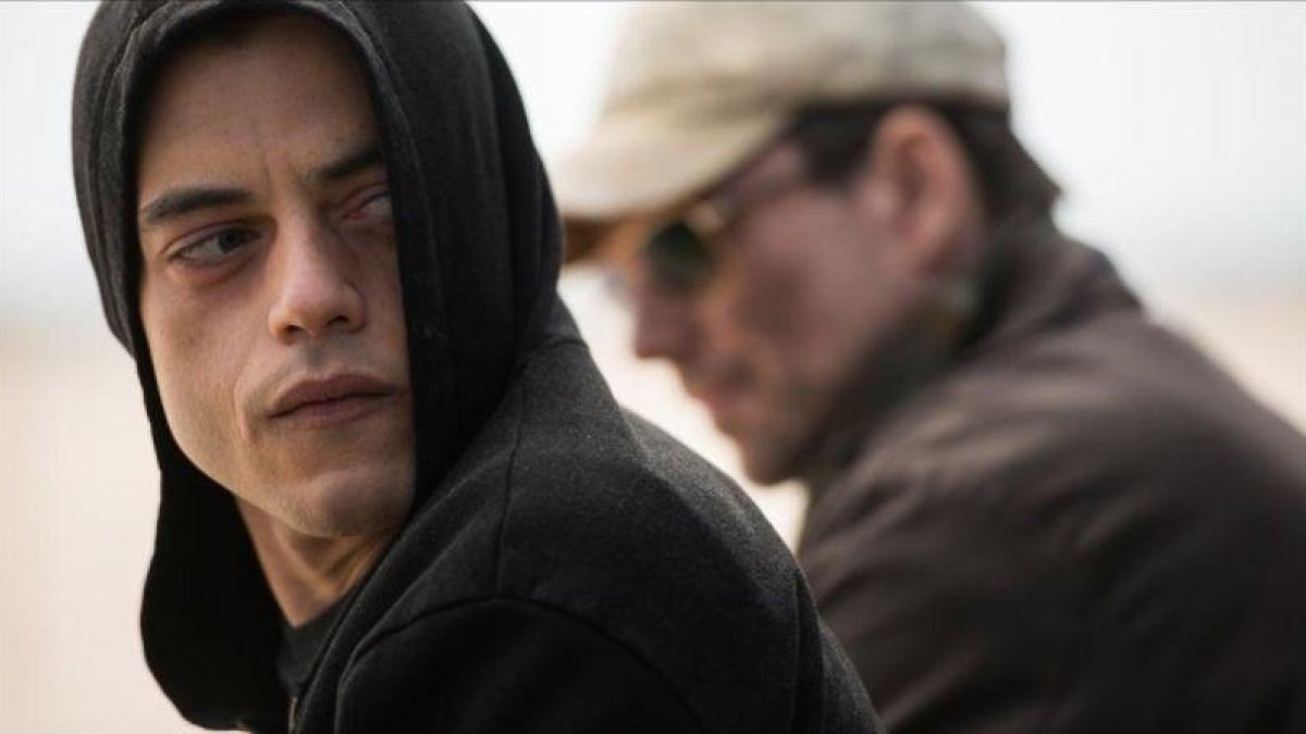 Malek y Slater, en una de las escenas de la primera temporada de 'Mr. Robot'.-EL PERIÓDICO