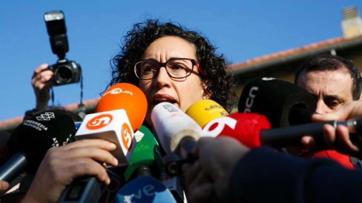 Marta Rovira, a las puertas de su colegio electoral, en Vic.-ANNA MAS