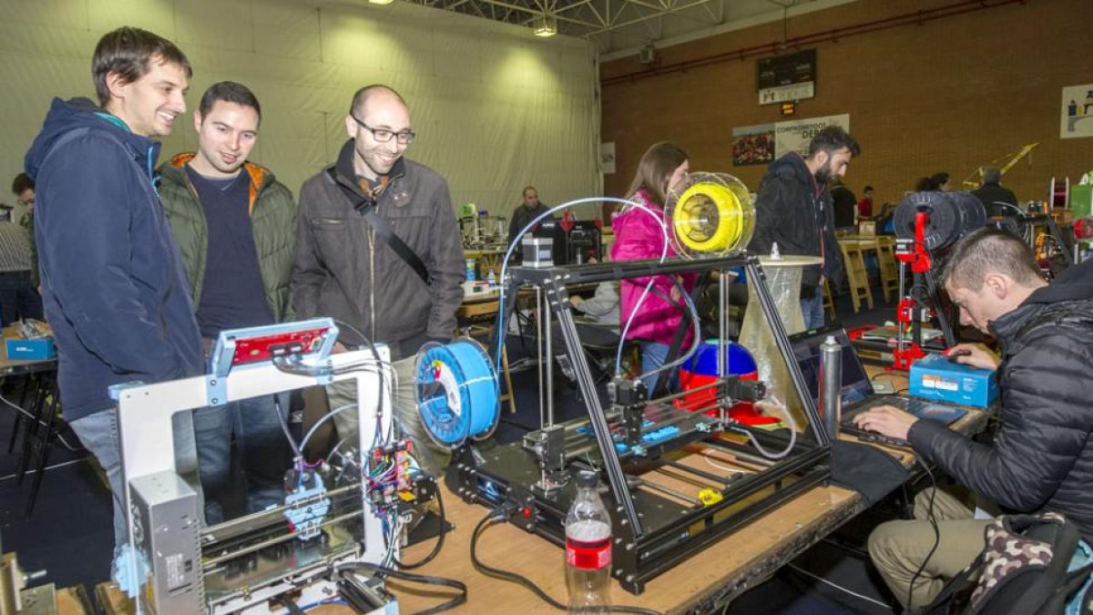 Varias personas obervan diferentes impresoras 3D. F-ISRAEL L. MURILLO