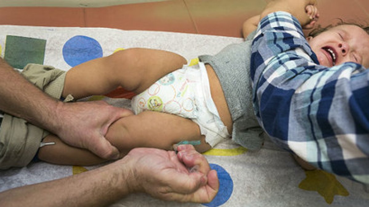 Un pediatra vacuna a un niño contra el sarampión, el pasado enero en Northridge (California).-AP / DAMIAN DOVARGANES