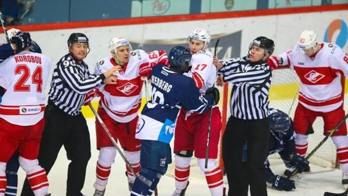 Edwin Hedberg, jugador del Medveskak de Zágreb, increpado por los rivales del Spartak durante el partido de la Liga Continental de Hockey disputado en Moscú.-KHL MEDVESKAK