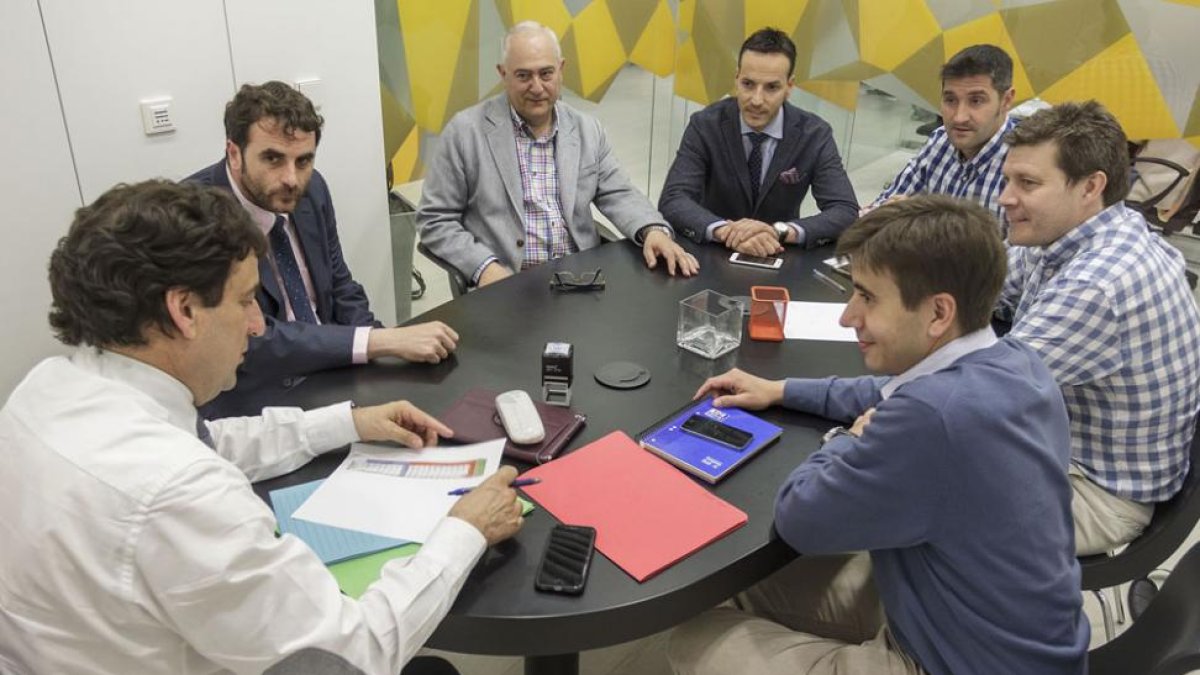 Jesús Martínez -izquierda-, presidente del CB Miraflores, se dirige a los directivos reunidos ayer en la sede de San Pablo Inmobiliaria.-SANTI OTERO