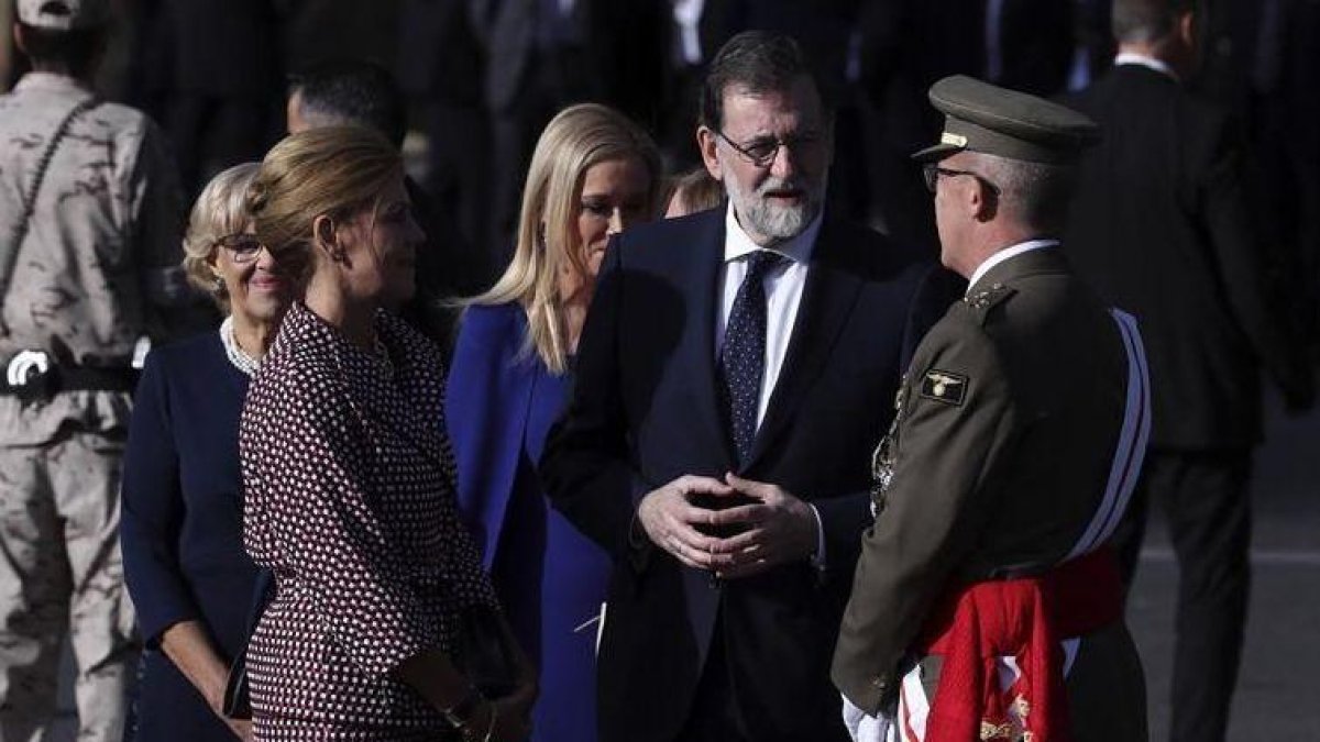 Cospedal junto a Rajoy momentos antes del comienzo del desfile del Día de la Fiesta Nacional.-EFE