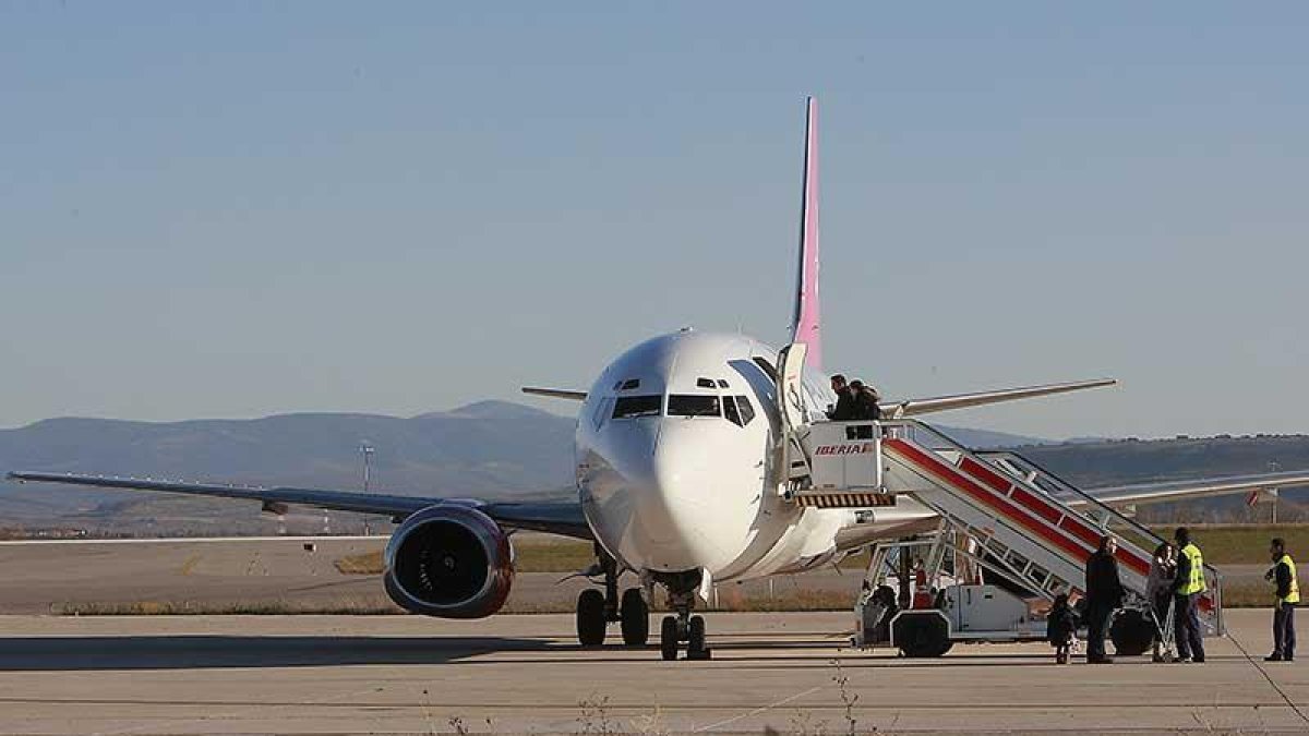 Pasajeros se suben a un avión en el aeropuerto de Villafría.-RAÚL G. OCHOA