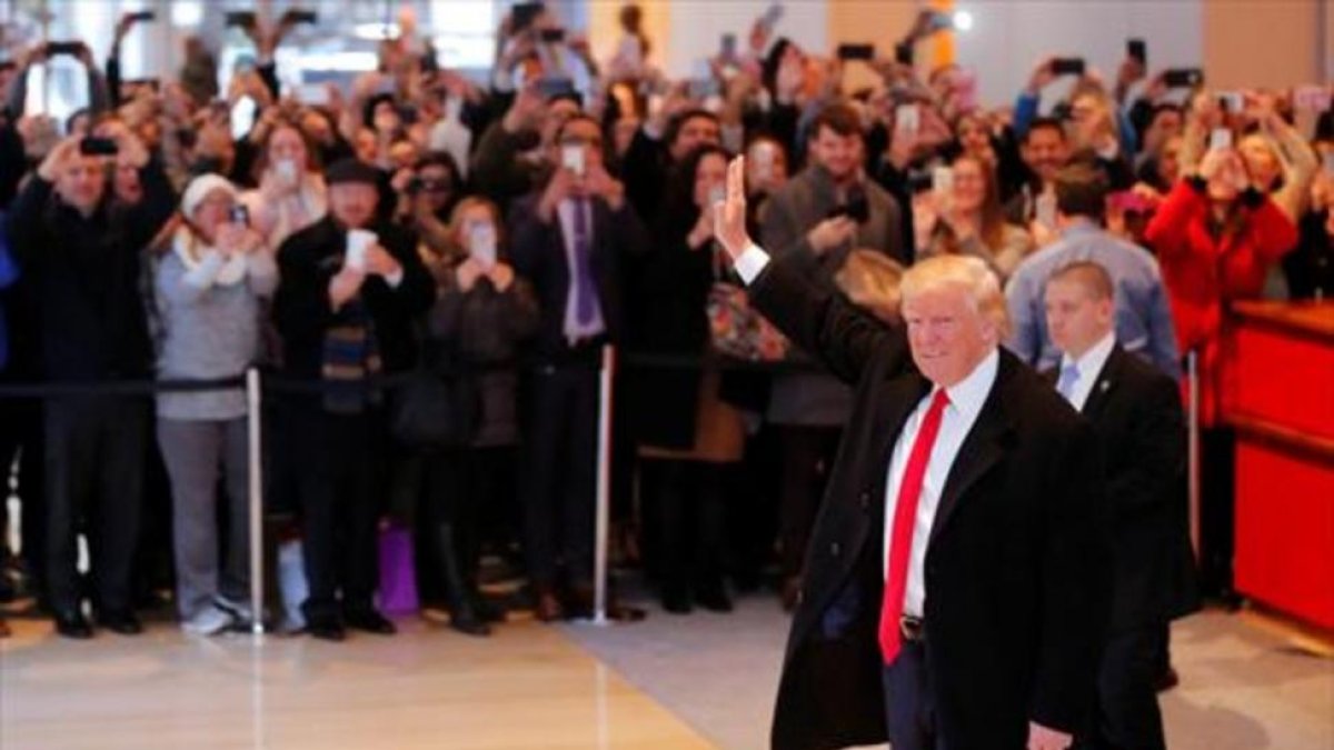 Trump saluda a su salida de la entrevista con 'The New York Times' .-AFP