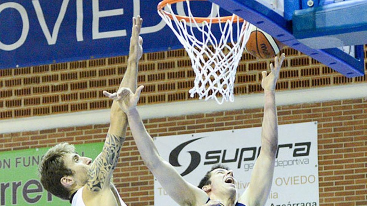 Javi Vega en acción en el duelo del sábado en Pumarín-UF Oviedo