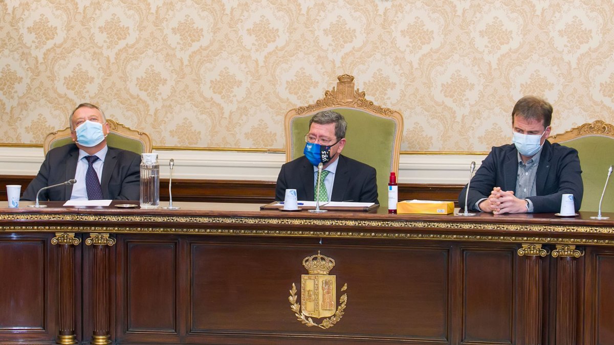 Lorenzo Rodríguez, César Rico y Borja Suárez en el pleno de la Diputación. TOMÁS ALONSO