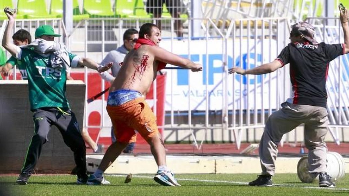Escenas de las peleas, en un auténtico campo de batalla.-AP / FELIPE FREDES