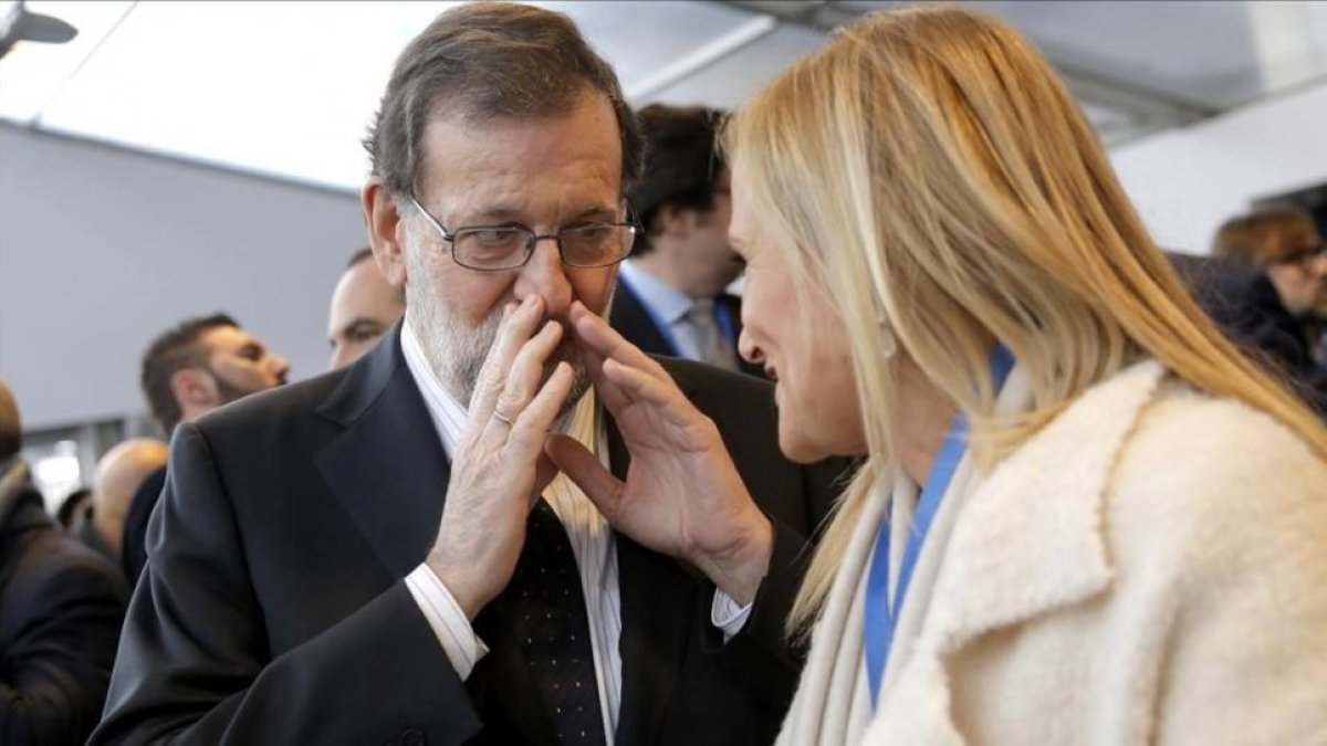 Mariano Rajoy y Cristina Cifuentes, durante el último congreso del PP, el pasado 10 de febrero.-JOSÉ LUIS ROCA