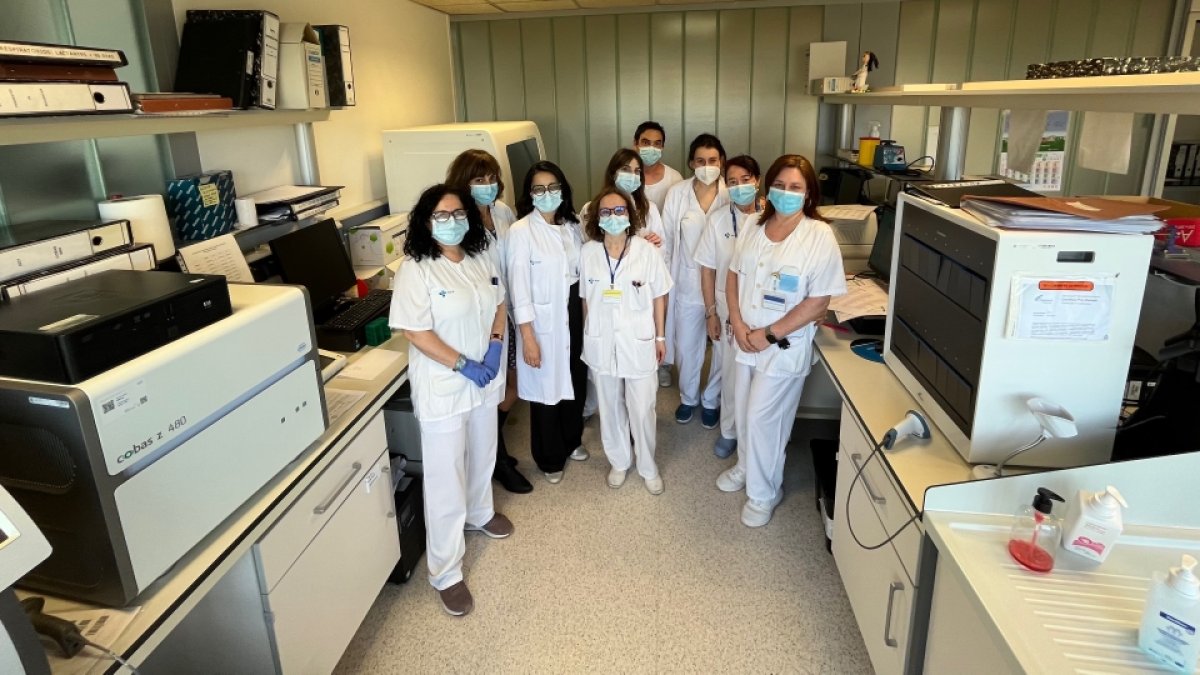 Profesionales del laboratorio de Microbiología del HUBU. ECB