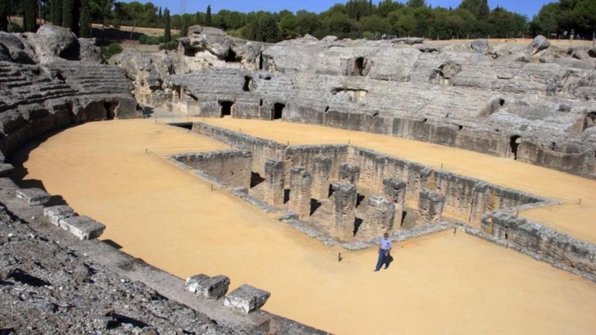 Anfiteatro del conjunto arquitectonico de Itálica, en Santiponce (Sevilla), uno de los escenarios de la serie 'Juego de tronos'.-EDWIN WINKELS