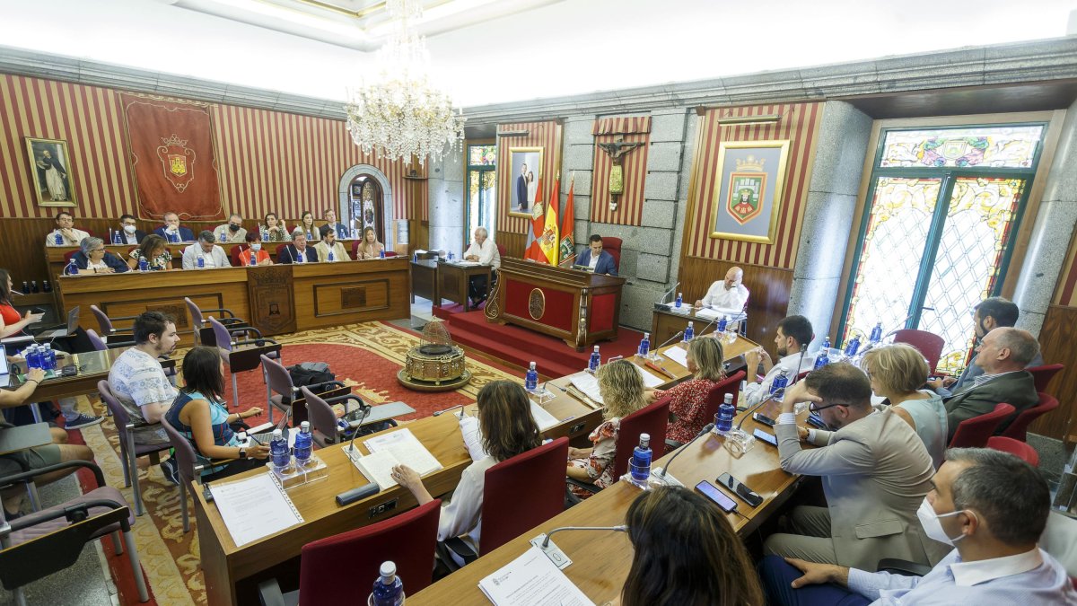 Un momento de un Pleno municipal en el Ayuntamiento de Burgos. SANTI OTERO