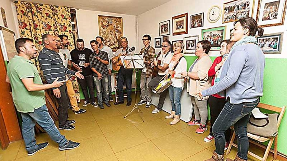 Los miembros de la agrupación carnavalesca durante uno de los ensayos en la Casa de Andalucía.-