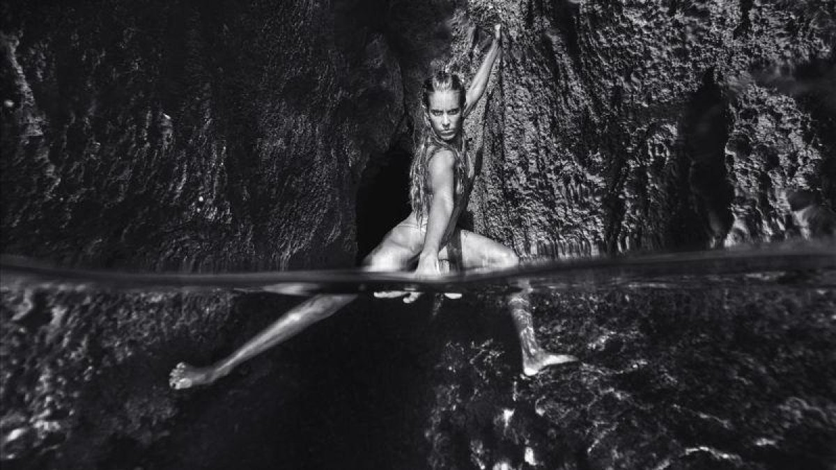 Ona Carbonell, fotografiada por Miguell Moll y Bernard Tartinville en aguas de Menorca.-MOLL / TARTINVILLE