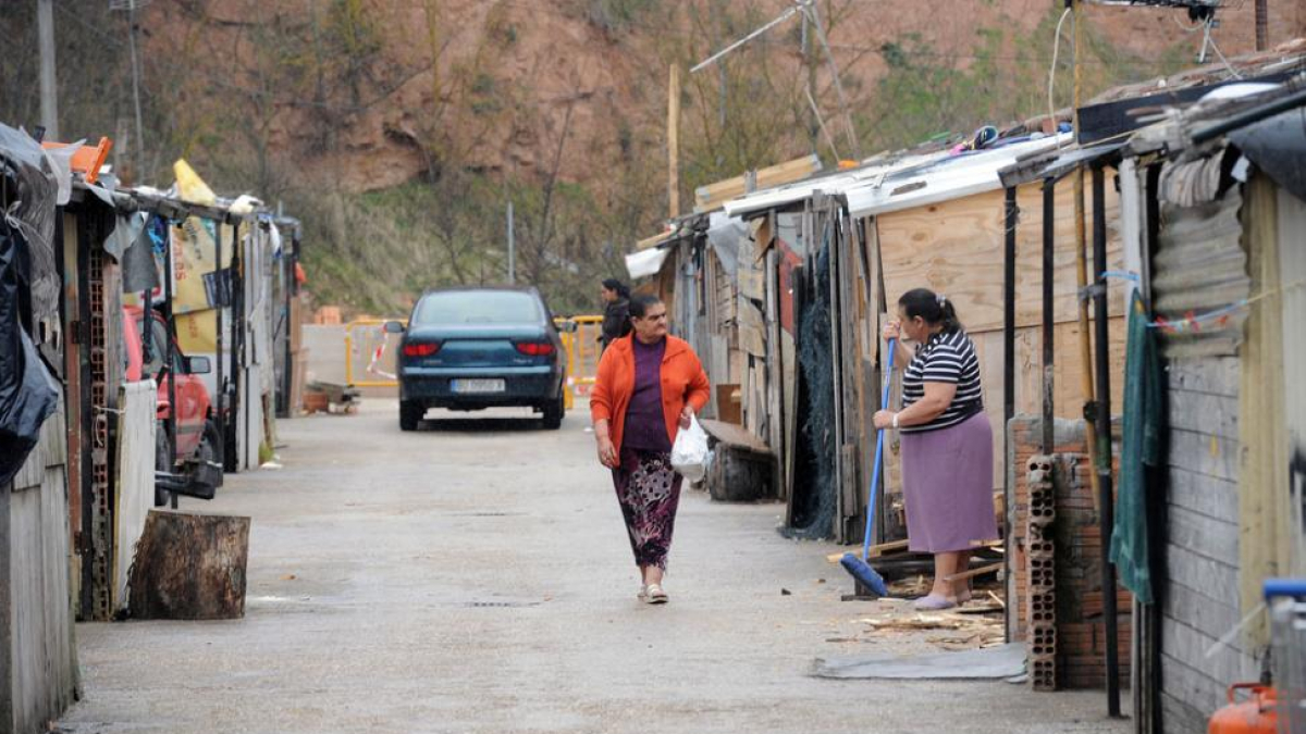Imagen de archivo de una de las calles del poblado del Encuentro, en la carretera de Villalonquéjar.-ISRAEL L. MURILLO