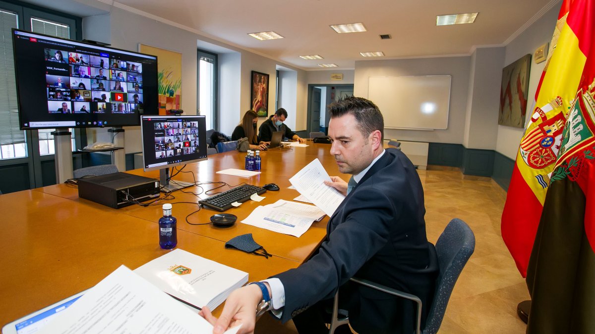 El alcalde, Daniel de la Rosa, coordina la sesión plenaria extraordinaria desde la sala de juntas del Teatro Principal. TOMÁS ALONSO