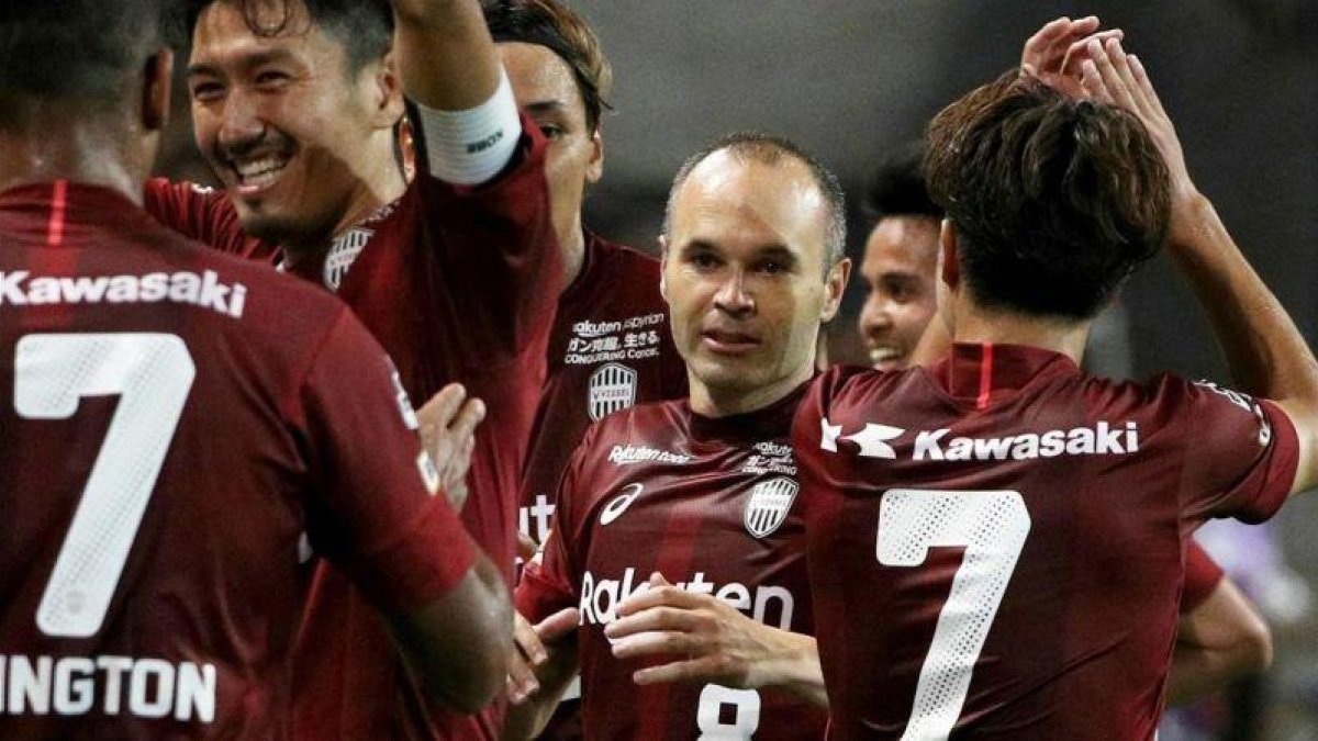 Iniesta y sus compañeros del Vissel Kobe celebran el triunfo sobre el Kashiwa Reysol.-EFE
