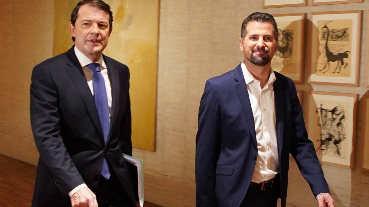 El candidato del PP, Alfonso Fernández Mañueco, junto al candidato Socialista, Luis Tudanca a su llegada al primer debate electoral. ICAL